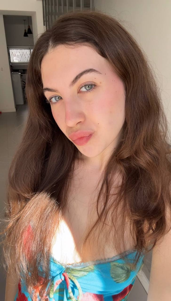 Nude girl Amber in Porto Novo