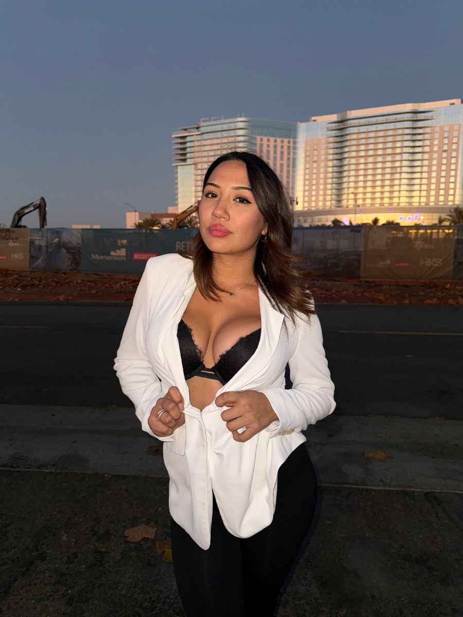 Take a pause and enjoy Ali Cruz — streaming from Porto Novo