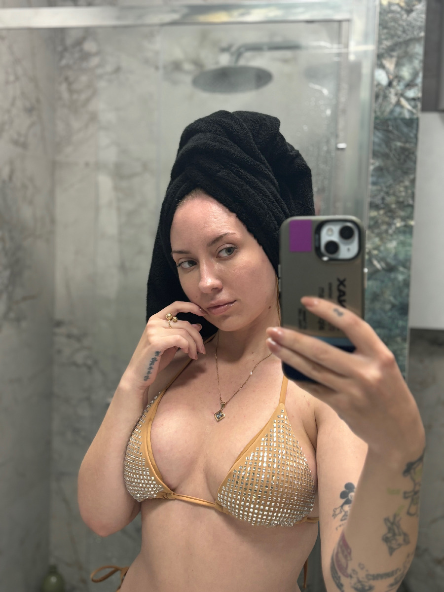 Nude girl KateV in Porto Novo