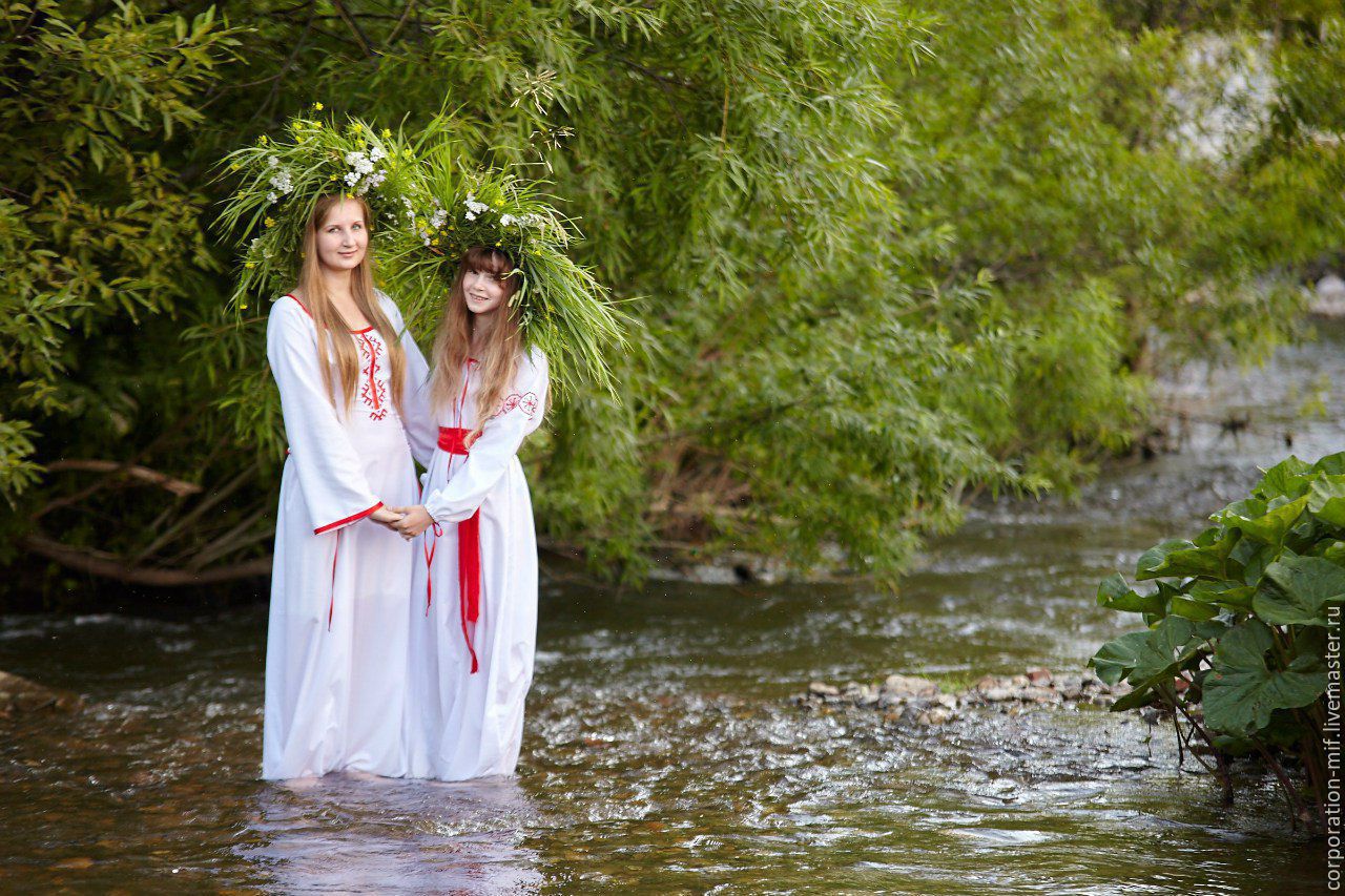 Women in Slavic costumes in Porto Novo