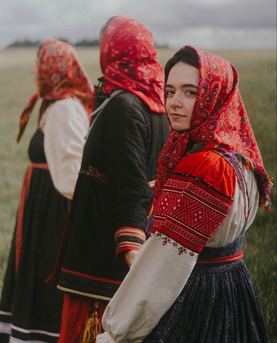 Women in Slavic costumes in Porto Novo