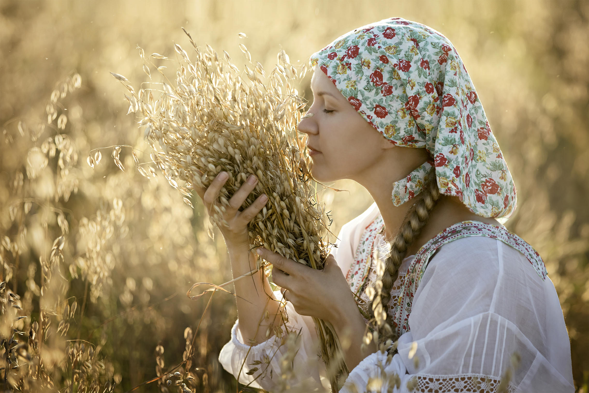 Photo Women in Slavic costumes in Porto Novo