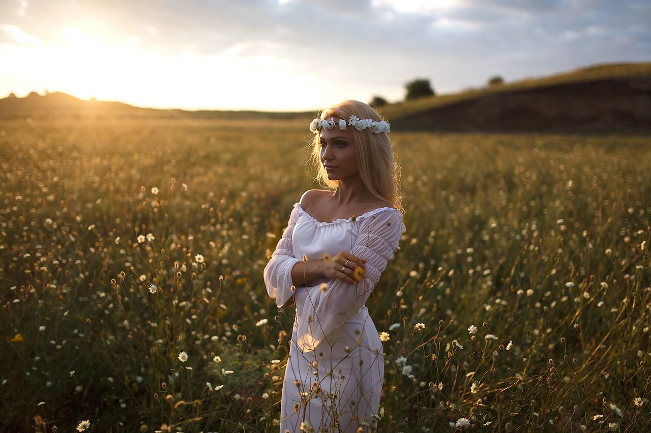 Girls in Slavic costumes in Porto Novo