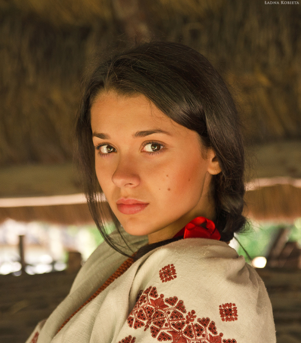 Girls in Slavic costumes in Porto Novo