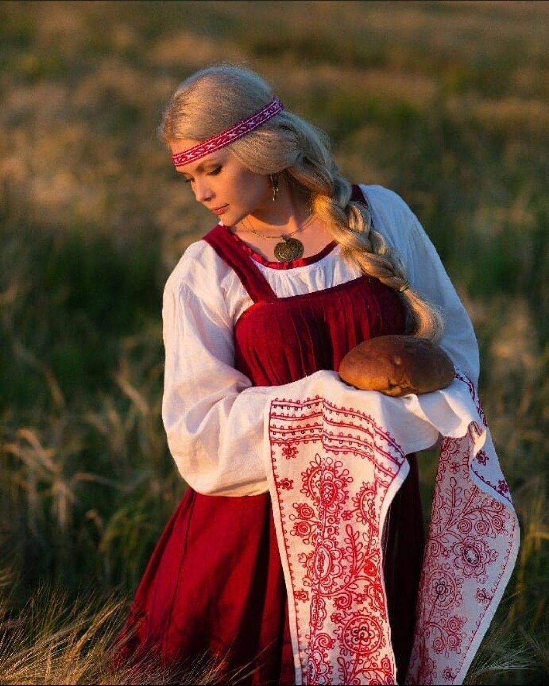 Girls in Slavic costumes in Porto Novo