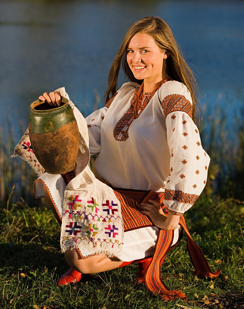 Girls in Slavic costumes in Porto Novo
